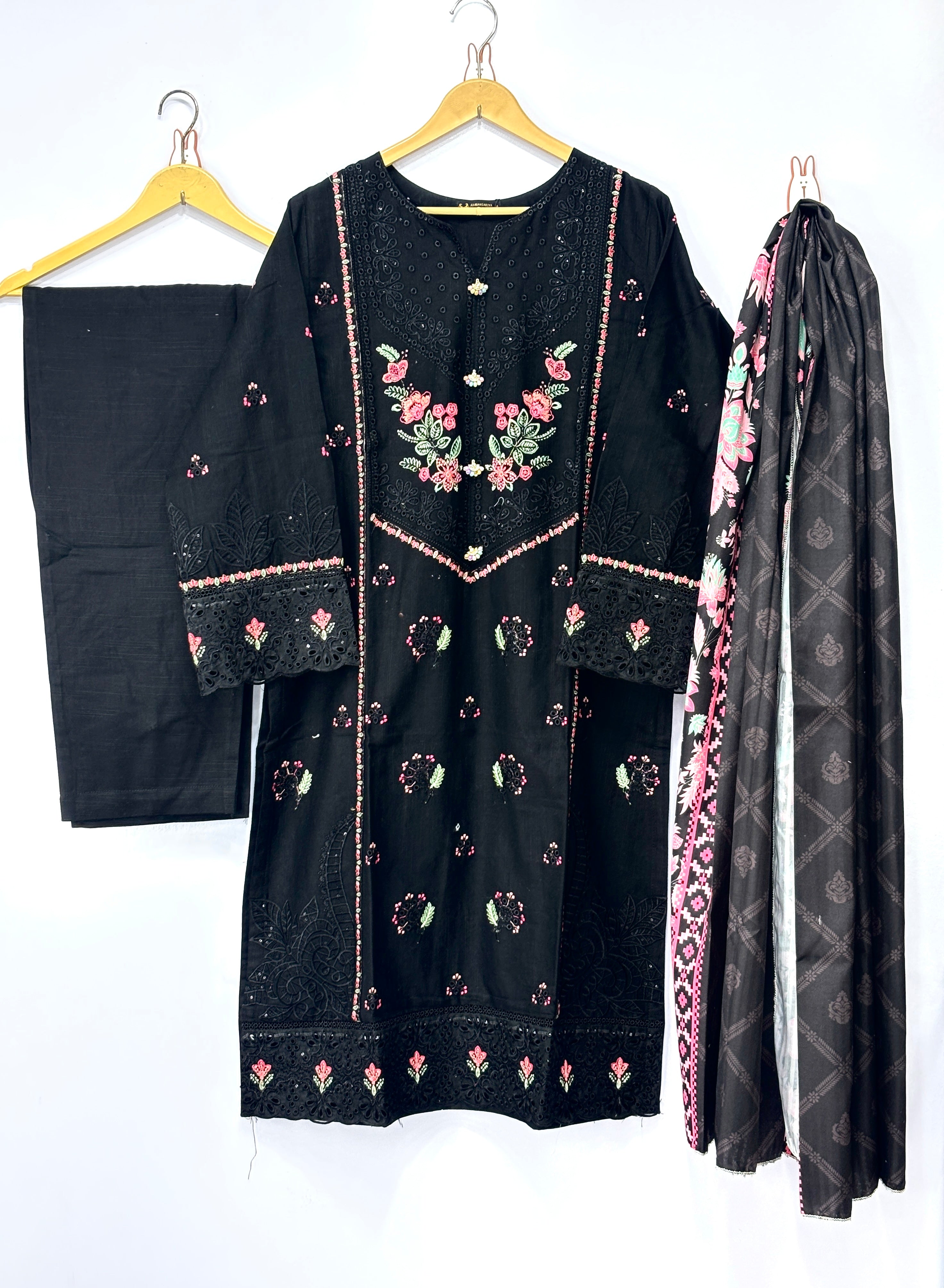 Women 3 peice suit Khadar fabric 💫