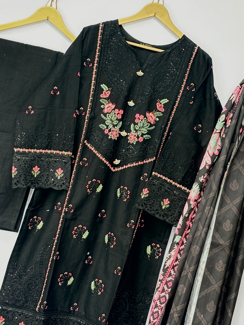 Women 3 peice suit Khadar fabric 💫