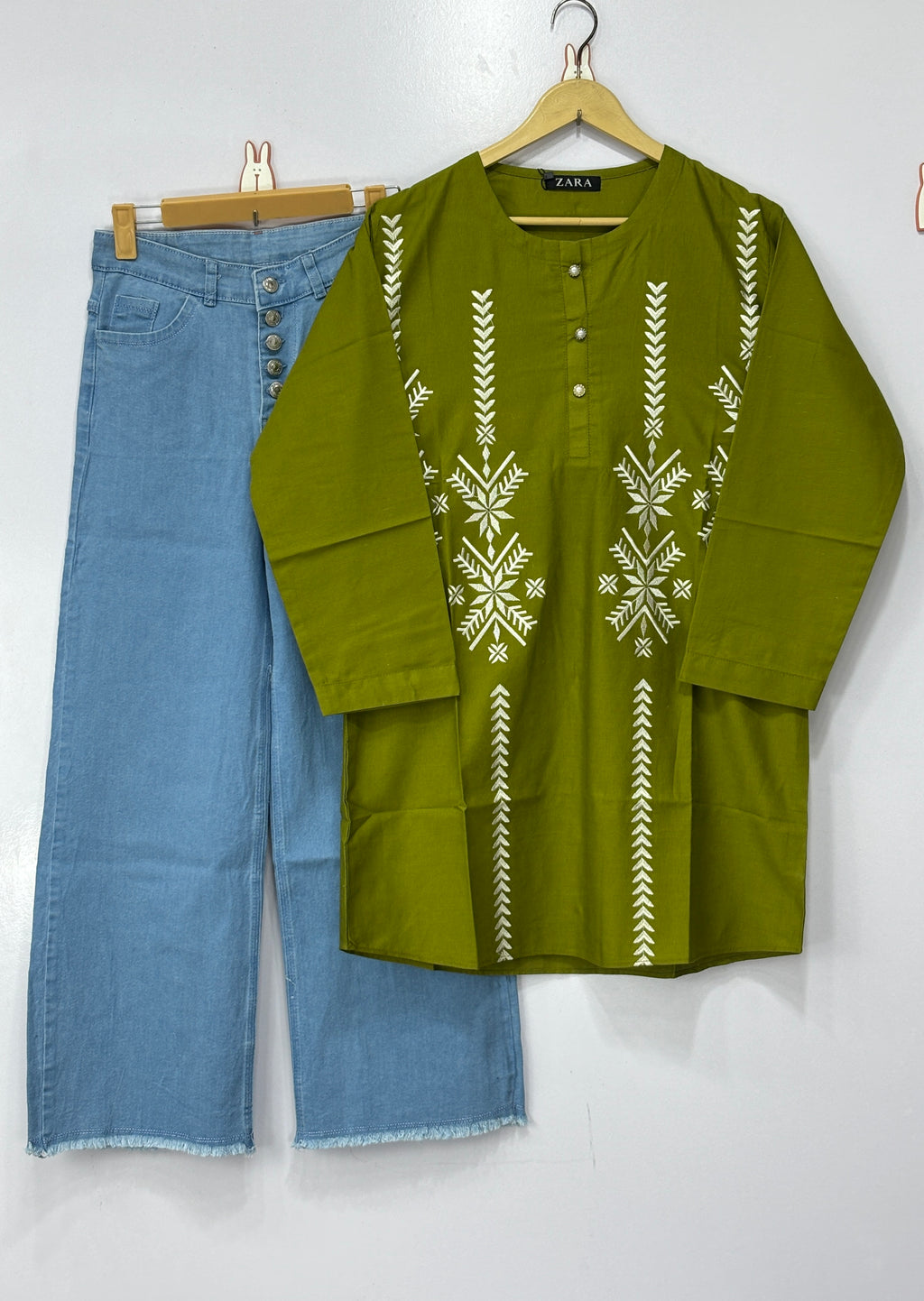 Women tops and jeans 👖