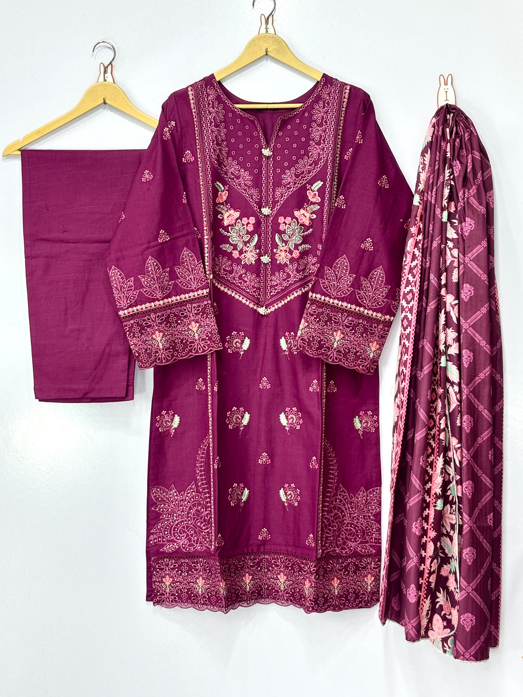 Women 3 peice suit Khadar fabric 💫