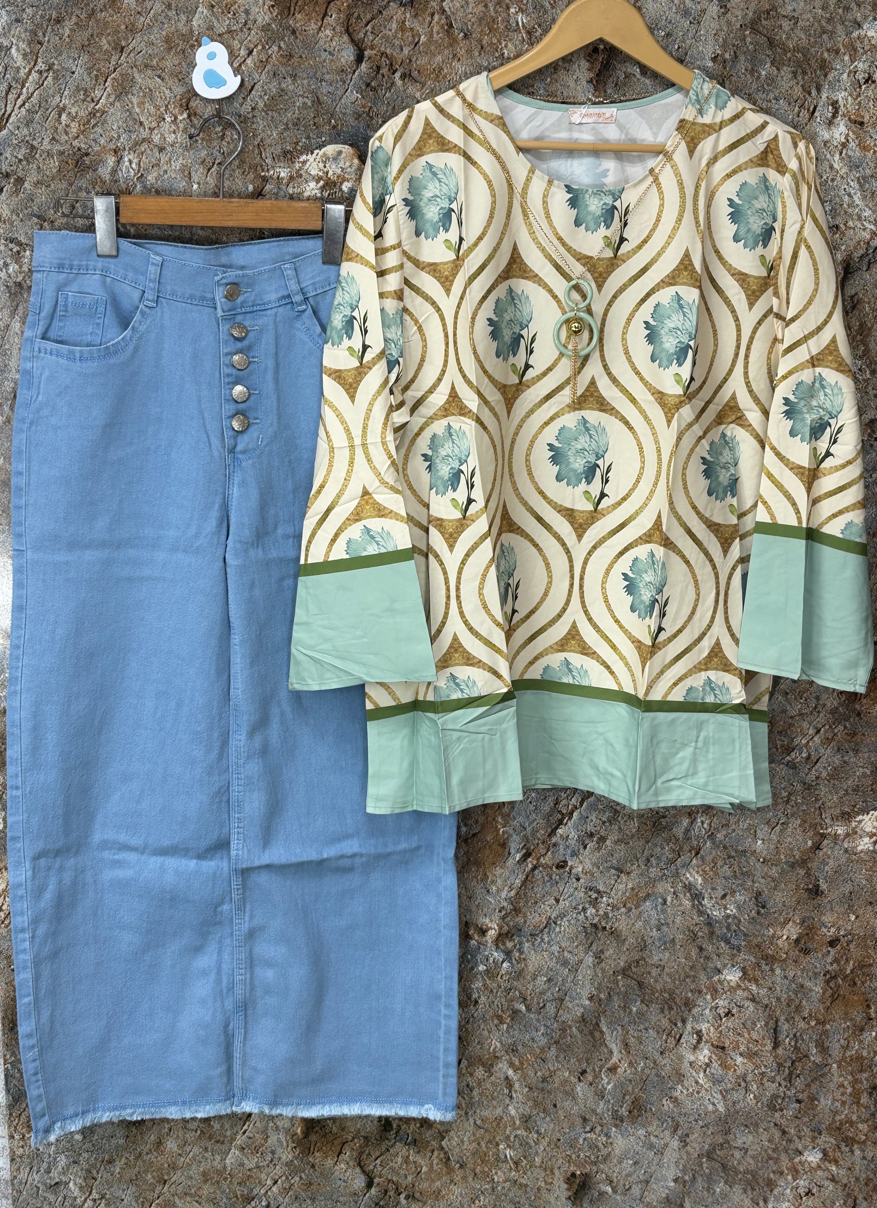 Women tops and jeans ✅