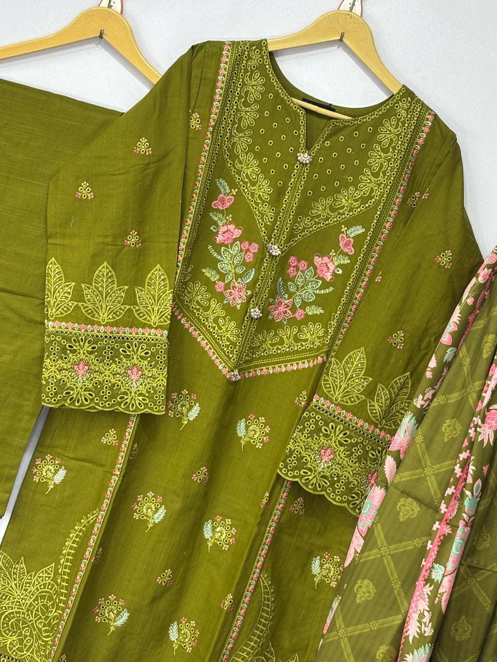 Women 3 peice suit Khadar fabric 💫