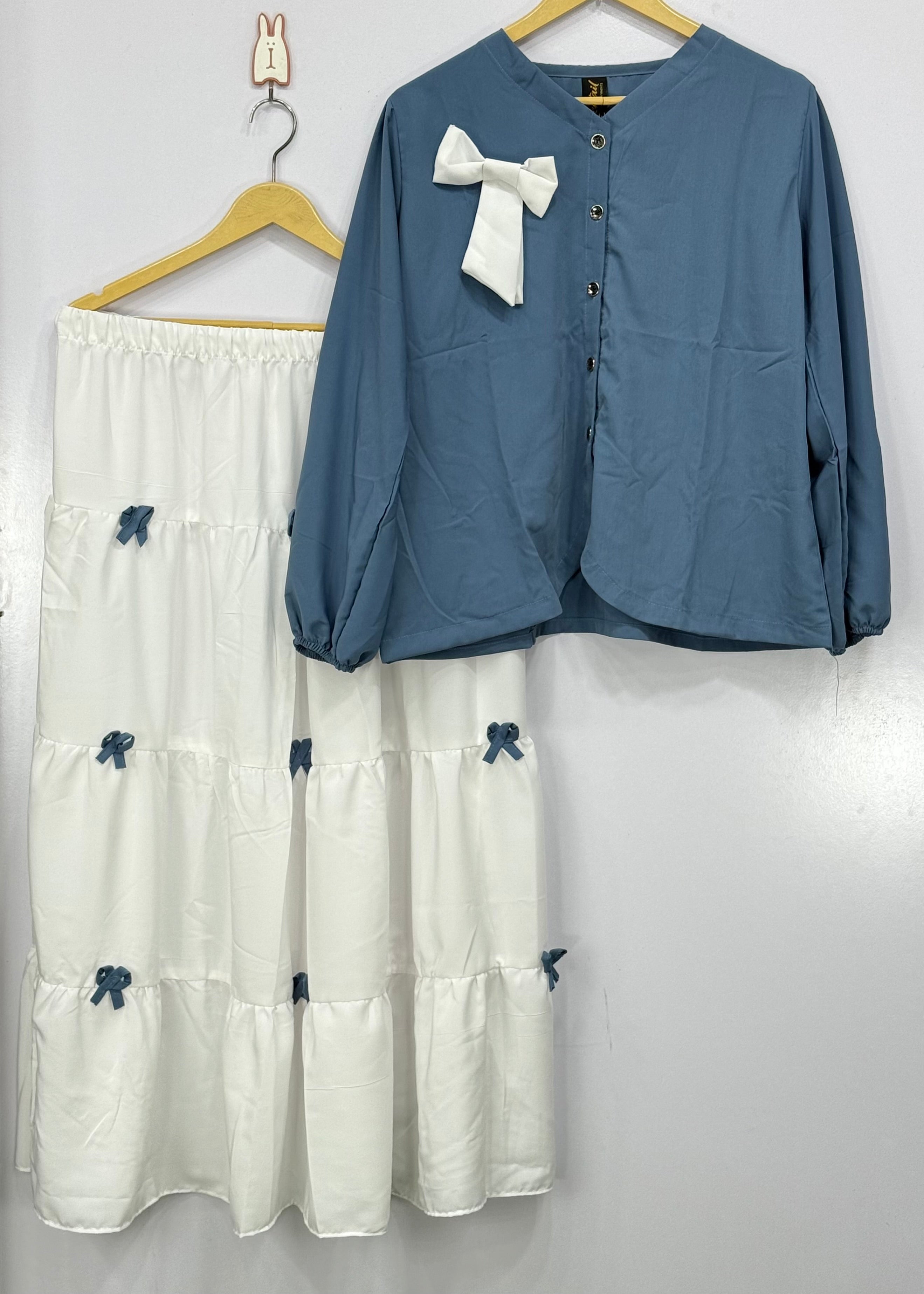 ￼Scourt and shirt 👚