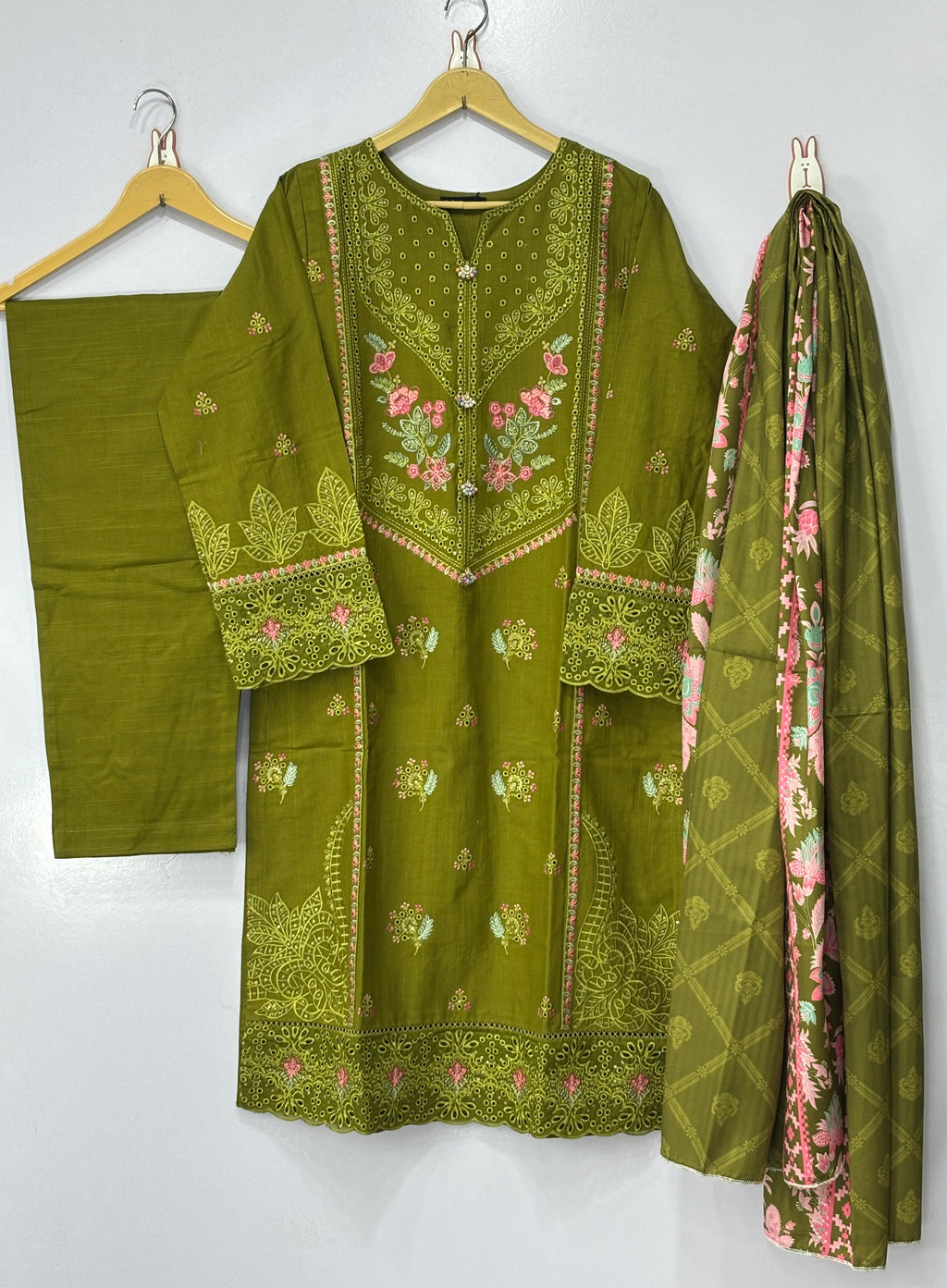 Women 3 peice suit Khadar fabric 💫